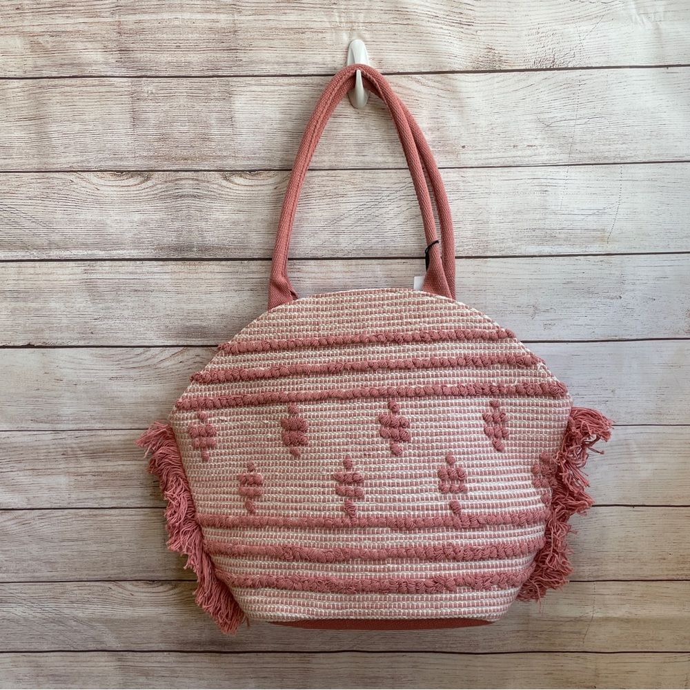 NEW WITH TAGS SHADE & SHORE LARGE MACRAME TOTE BAG WITH FRINGE IN PINK‎